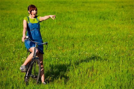 simsearch:400-04201795,k - Happy young woman with a vintage bicycle on a green meadow Fotografie stock - Microstock e Abbonamento, Codice: 400-04181987