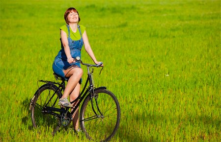 simsearch:400-04201795,k - Young woman with a vintage bicycle relaxing on a green meadow Fotografie stock - Microstock e Abbonamento, Codice: 400-04181989