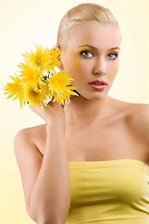 simsearch:400-03914122,k - young and beauty blond girl wearing a yellow top keeping yellow flower. wellness concept Foto de stock - Super Valor sin royalties y Suscripción, Código: 400-04182054