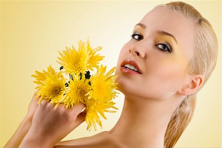 simsearch:400-03914122,k - close up portrait of young and beauty blond girl keeping yellow flower and smiling. wellness concept Foto de stock - Super Valor sin royalties y Suscripción, Código: 400-04182058