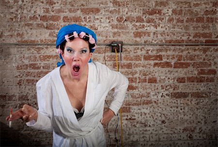 smoking and angry - Upset lady with pink curlers and white robe Foto de stock - Super Valor sin royalties y Suscripción, Código: 400-04182347