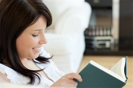 simsearch:400-04905604,k - Attractive woman reading a book lying on a sofa at home Stockbilder - Microstock & Abonnement, Bildnummer: 400-04182647
