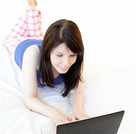 simsearch:400-04709946,k - Joyful woman surfing the internet lying on a bed at home Stockbilder - Microstock & Abonnement, Bildnummer: 400-04183504