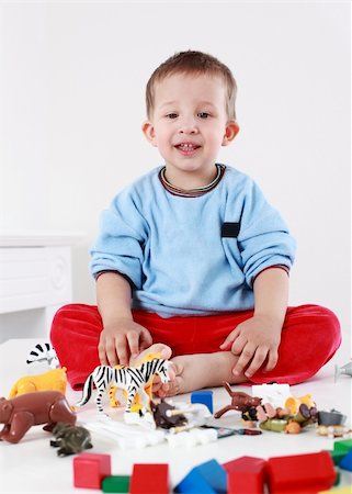 simsearch:400-04161270,k - Lovely boy playing with blocks Foto de stock - Super Valor sin royalties y Suscripción, Código: 400-04194602