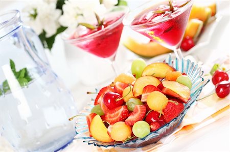 Delicious fresh fruits served in bowl  with two ice tea or cocktails Photographie de stock - Aubaine LD & Abonnement, Code: 400-04194867