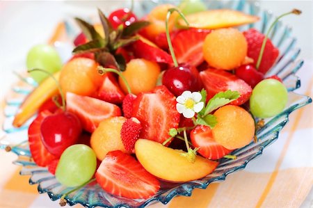 simsearch:400-04859746,k - Delicious fresh fruits served in bowl as dessert Foto de stock - Super Valor sin royalties y Suscripción, Código: 400-04194861