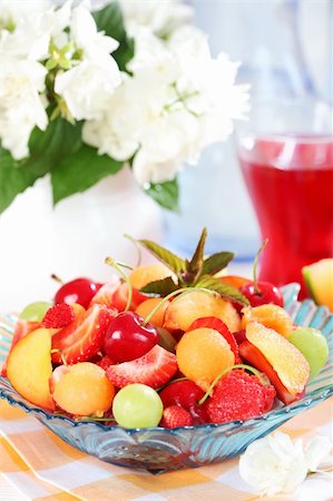 simsearch:400-04859746,k - Delicious fresh fruits served in bowl as dessert Foto de stock - Super Valor sin royalties y Suscripción, Código: 400-04194862