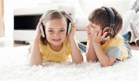 simsearch:400-04200290,k - Children playing on the floor with headphones in the living room Stock Photo - Budget Royalty-Free & Subscription, Code: 400-04195276