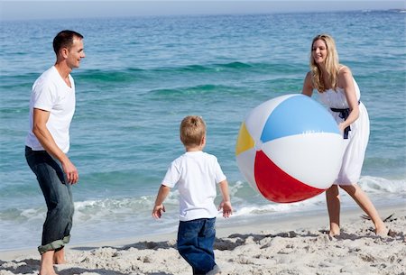 simsearch:400-04221909,k - Happy parents and their son playing with a ball at the beach Fotografie stock - Microstock e Abbonamento, Codice: 400-04195334