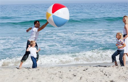 simsearch:400-04221909,k - Animated family playing with a ball at the beach Fotografie stock - Microstock e Abbonamento, Codice: 400-04195341