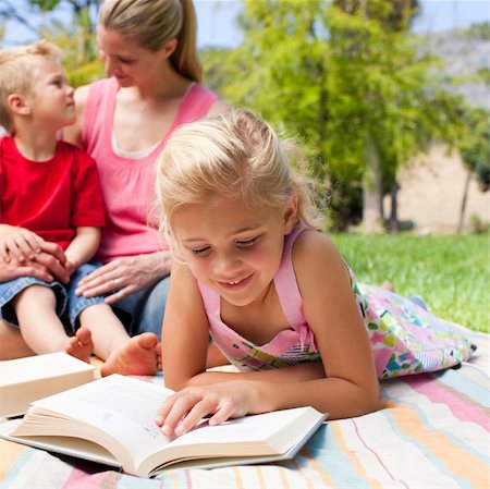 simsearch:400-04195786,k - Concentrated blond girl reading while having a picnic with her family in a park Foto de stock - Royalty-Free Super Valor e Assinatura, Número: 400-04195781