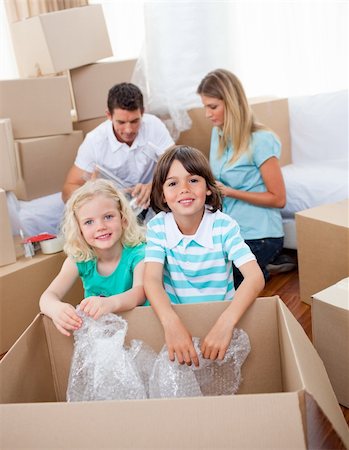 simsearch:400-04195823,k - Lively family packing boxes while moving house Photographie de stock - Aubaine LD & Abonnement, Code: 400-04195993