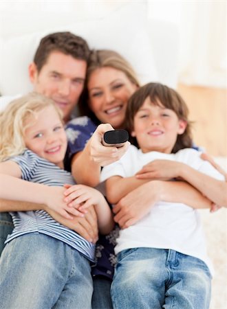 simsearch:400-04540885,k - United family watching television sitting on sofa at home Foto de stock - Royalty-Free Super Valor e Assinatura, Número: 400-04196010