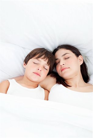 simsearch:400-04192409,k - Affectionate mother and her son sleeping on a bed Photographie de stock - Aubaine LD & Abonnement, Code: 400-04196918