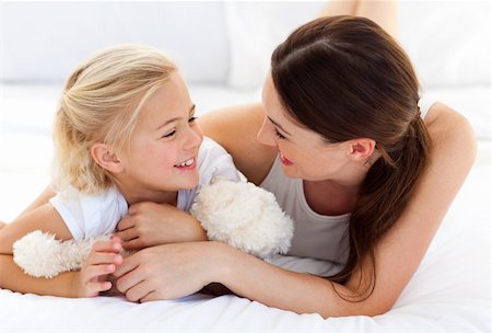 simsearch:400-05749479,k - Happy mother and her daughter playing together lying on a bed Foto de stock - Royalty-Free Super Valor e Assinatura, Número: 400-04197266