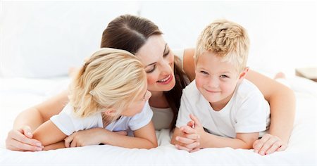 simsearch:400-05749479,k - Cute blond boy with his sister and his mother lying on a bed Foto de stock - Royalty-Free Super Valor e Assinatura, Número: 400-04197274
