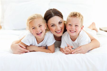 simsearch:400-05749479,k - Laughing children playing with their mother lying on a bed at home Foto de stock - Royalty-Free Super Valor e Assinatura, Número: 400-04197271