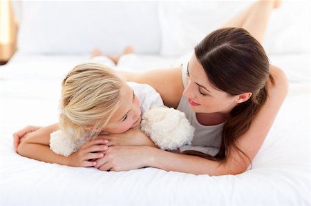 simsearch:400-05749479,k - Jolly mother talking with her little girl lying on a bed Foto de stock - Royalty-Free Super Valor e Assinatura, Número: 400-04197287