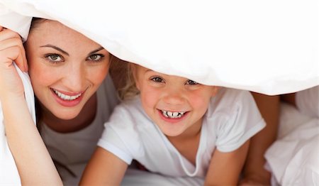 simsearch:400-05749479,k - Happy mother and her blond girl playing together on a bed at home Foto de stock - Royalty-Free Super Valor e Assinatura, Número: 400-04197296