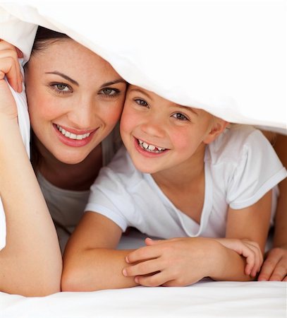 simsearch:400-05749479,k - Cheerful mother and her little girl playing together on a bed at home Foto de stock - Royalty-Free Super Valor e Assinatura, Número: 400-04197297