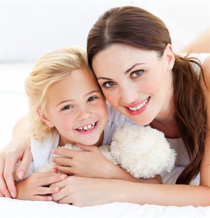simsearch:400-05749479,k - Portrait of a joyful mother and her daughter smiling at the camera Foto de stock - Royalty-Free Super Valor e Assinatura, Número: 400-04197298