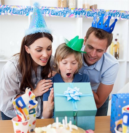 simsearch:400-04311221,k - Blond child celebrating his birthday in the kitchen Photographie de stock - Aubaine LD & Abonnement, Code: 400-04197543