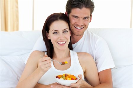 simsearch:400-04123173,k - Happy couple eating fruits lying on their bed at home Stock Photo - Budget Royalty-Free & Subscription, Code: 400-04197624
