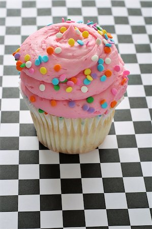 simsearch:400-04178778,k - pink sprinkle cupcake on checkered background Foto de stock - Super Valor sin royalties y Suscripción, Código: 400-04197960