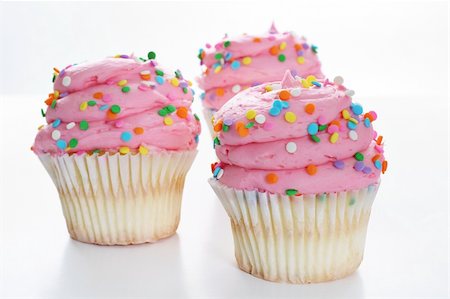 simsearch:400-04178778,k - gourmet cupcakes isolated on white Foto de stock - Super Valor sin royalties y Suscripción, Código: 400-04197962