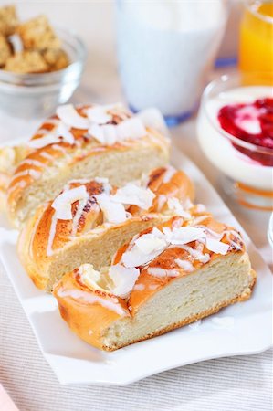 simsearch:400-08110674,k - Healthy breakfast or snack with yogurt, pound cake and fresh fruits Stockbilder - Microstock & Abonnement, Bildnummer: 400-04198190