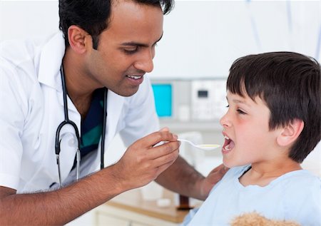 Attractive doctor giving medicine to a little boy at the hospital Stockbilder - Microstock & Abonnement, Bildnummer: 400-04198327