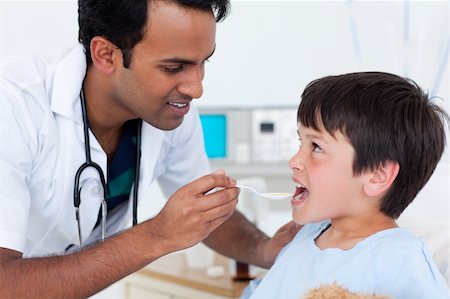 Young doctor giving medicine to a little boy at the hospital Stockbilder - Microstock & Abonnement, Bildnummer: 400-04198328