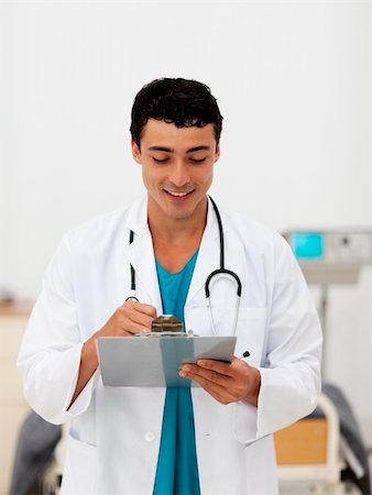 simsearch:400-04417775,k - Young male Doctor holding a clip board and smiling Foto de stock - Super Valor sin royalties y Suscripción, Código: 400-04198414