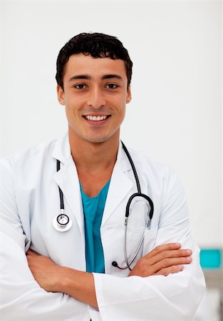 simsearch:400-04417775,k - Attractive male doctor looking at the camera Foto de stock - Super Valor sin royalties y Suscripción, Código: 400-04198415