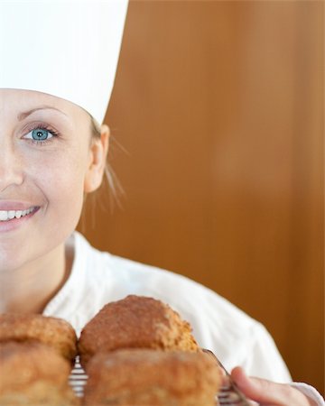 simsearch:649-03797461,k - Close-up of a smiling female chef baking scones in the kitchen Stockbilder - Microstock & Abonnement, Bildnummer: 400-04198649