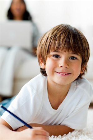 simsearch:400-04198769,k - Smiling little boy drawing lying on the floor in the living-room Foto de stock - Super Valor sin royalties y Suscripción, Código: 400-04198756