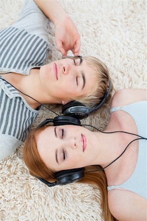 simsearch:400-04200589,k - Couple of young Teenagers listening to music Foto de stock - Super Valor sin royalties y Suscripción, Código: 400-04199096