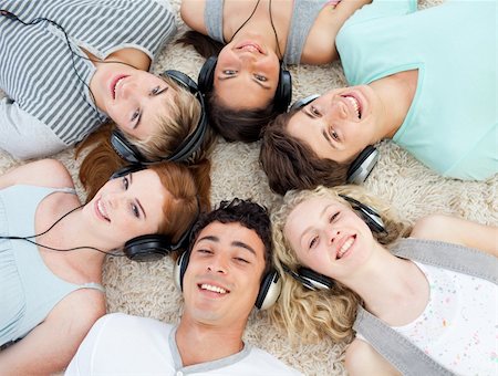 simsearch:400-04200589,k - Group of  young Teenagers listening to music Foto de stock - Super Valor sin royalties y Suscripción, Código: 400-04199104