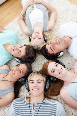 simsearch:400-04200589,k - High angle of young Teenagers listening to music Foto de stock - Super Valor sin royalties y Suscripción, Código: 400-04199105