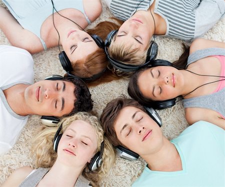 simsearch:400-04200589,k - Group of  young Teenagers listening to music Foto de stock - Super Valor sin royalties y Suscripción, Código: 400-04199101