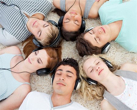 simsearch:400-04200589,k - Group of young friends listening to music on the floor Foto de stock - Super Valor sin royalties y Suscripción, Código: 400-04199103