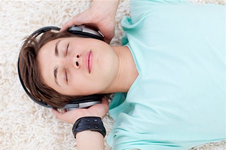 simsearch:400-04200589,k - Teen guy listening to music with headphones Foto de stock - Super Valor sin royalties y Suscripción, Código: 400-04199119