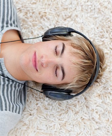 simsearch:400-04200589,k - Teen guy listening to music with headphones Foto de stock - Super Valor sin royalties y Suscripción, Código: 400-04199111