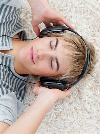 simsearch:400-04200589,k - Portrait of teen guy listening to music with headphones Foto de stock - Super Valor sin royalties y Suscripción, Código: 400-04199112