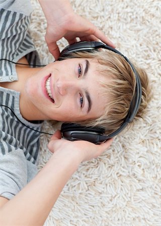 simsearch:400-04200589,k - teen guy listening to music with headphones at home Foto de stock - Super Valor sin royalties y Suscripción, Código: 400-04199113