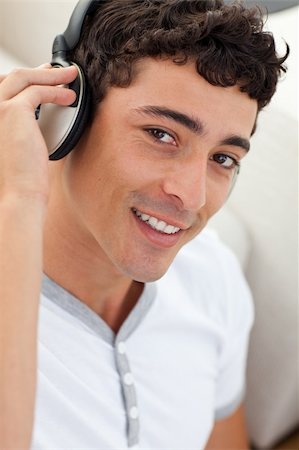 simsearch:400-04200589,k - Portrait of teen guy listening to music with headphones Foto de stock - Super Valor sin royalties y Suscripción, Código: 400-04199125