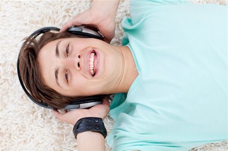 simsearch:400-04200589,k - Portrait of teen guy listening to music with headphones Foto de stock - Super Valor sin royalties y Suscripción, Código: 400-04199120