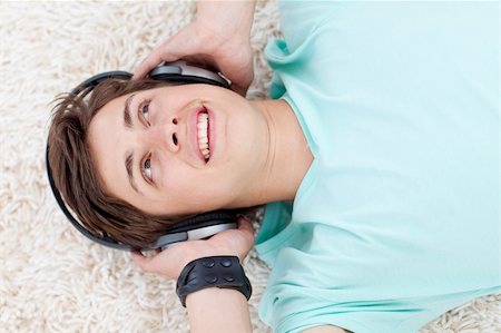 simsearch:400-04200589,k - Cute teen guy listening to music with headphones at home Foto de stock - Super Valor sin royalties y Suscripción, Código: 400-04199121