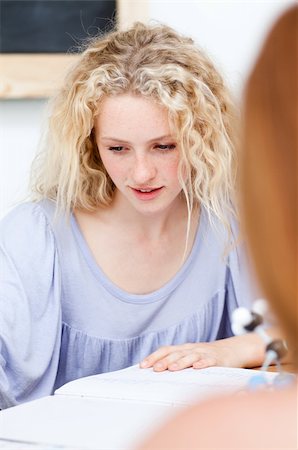 simsearch:400-04841324,k - Portrait of a blonde teenager doing homework in a library Photographie de stock - Aubaine LD & Abonnement, Code: 400-04199274