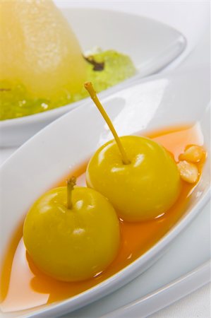 simsearch:614-03903060,k - berries served in orange sauce Photographie de stock - Aubaine LD & Abonnement, Code: 400-04199748